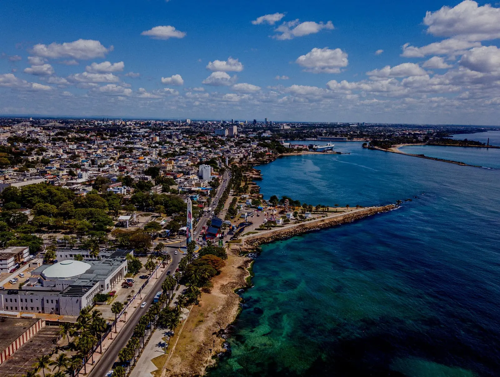 Vista panorámica del Malecón de Santo Domingo al amanecer, República Dominicana