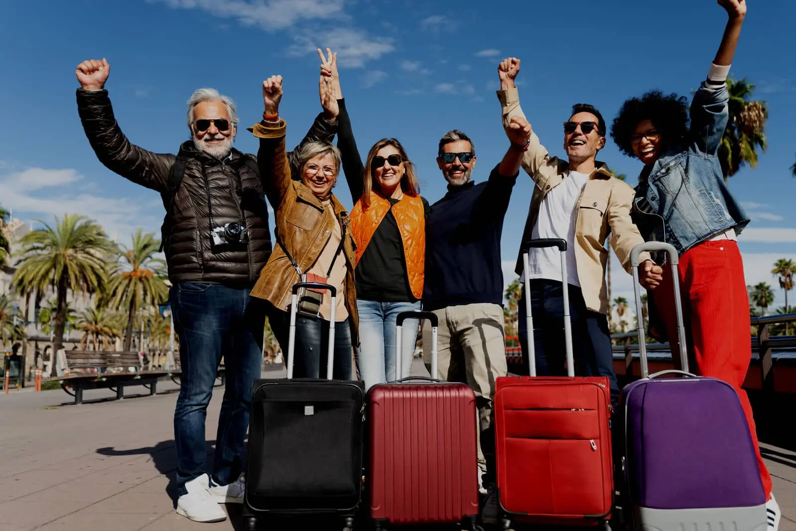 Grupo de turistas celebrando su amistad al aire libre.