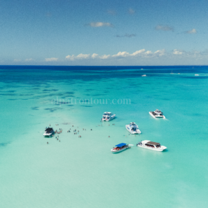 Catamaranes navegando en las aguas turquesas de Isla Saona vistos desde el aire.