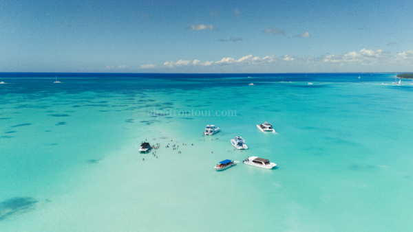 Catamaranes navegando en las aguas turquesas de Isla Saona vistos desde el aire.