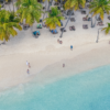 Vista aérea de la playa, arena blanca y palmeras en Isla Saona.