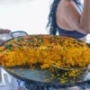 Paella en el buffet de Isla Saona, lista para disfrutar.