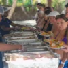 Personas disfrutando del buffet en Isla Saona durante la excursión.