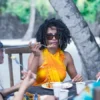 Tres personas disfrutando del buffet en Isla Saona durante la excursión.