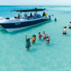 Grupo de personas disfrutando en la piscina natural durante la excursión a Isla Saona.