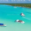 Vista aérea de catamaranes navegando en las aguas cristalinas de Isla Saona.